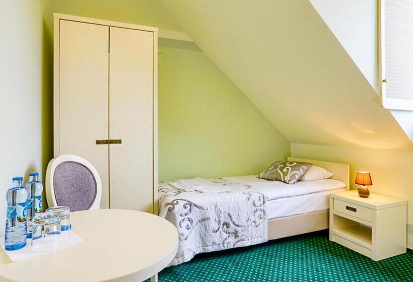 חדר קומפורט לשלושה, Magiczny Zakątek