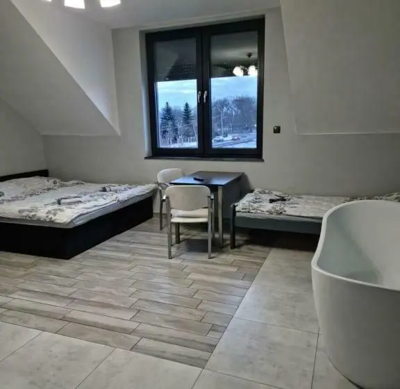 デラックスルーム, Noclegi 24/h Leszczynek