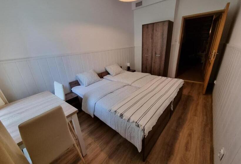 חדר אקונומי, Przystanek Podgórze