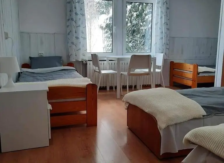 エコノミー４人部屋, Przystanek Podgórze