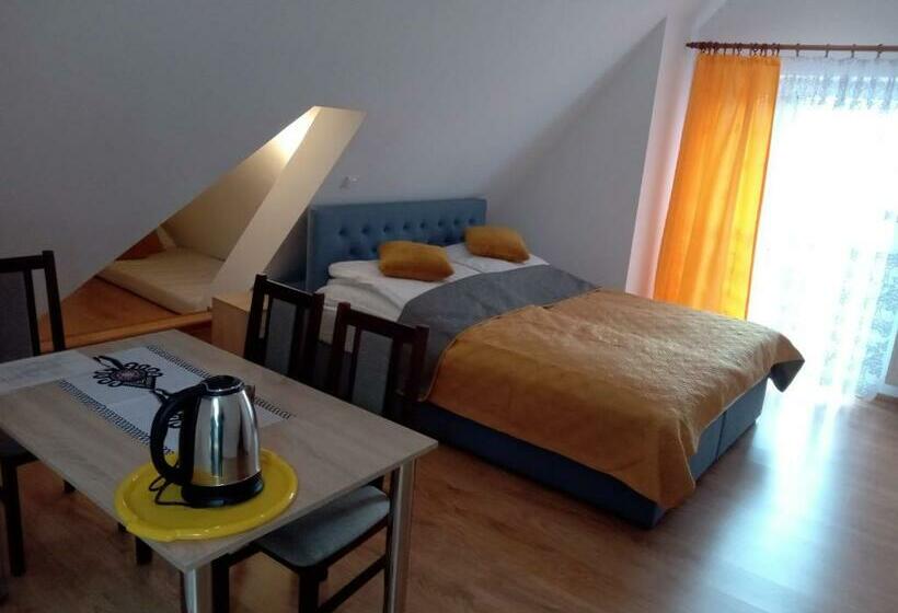 اتاق استاندارد سه نفره, Willa Halusia