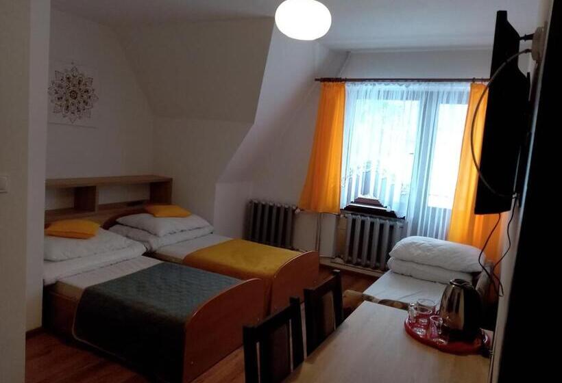 اتاق استاندارد سه نفره, Willa Halusia