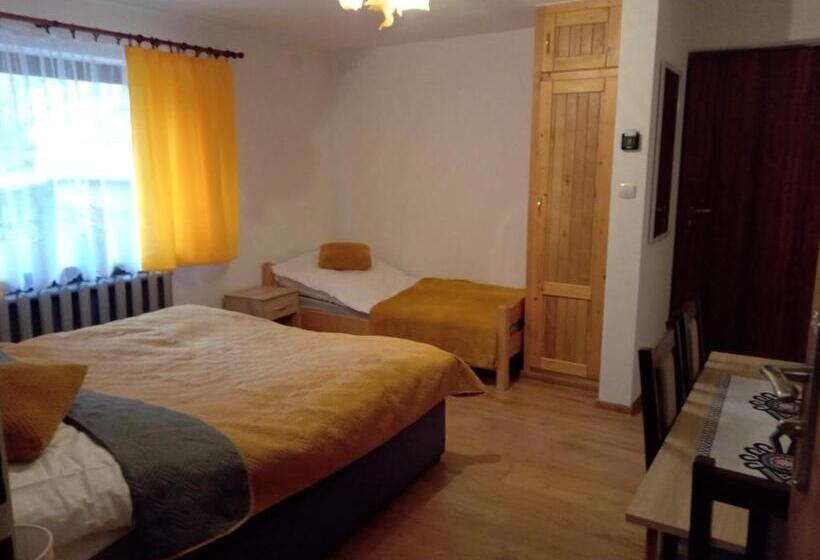 اتاق کلاسیک سه تخته, Willa Halusia