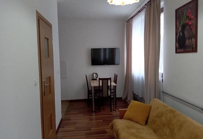 اتاق استاندارد چهار تخته, Willa Halusia