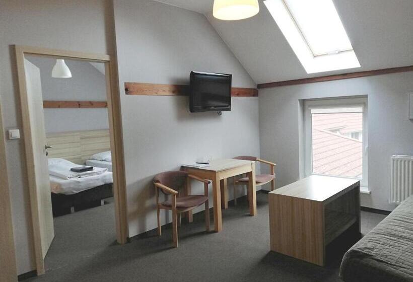 סטודיו משפחתי, Folwark Na Półwyspie