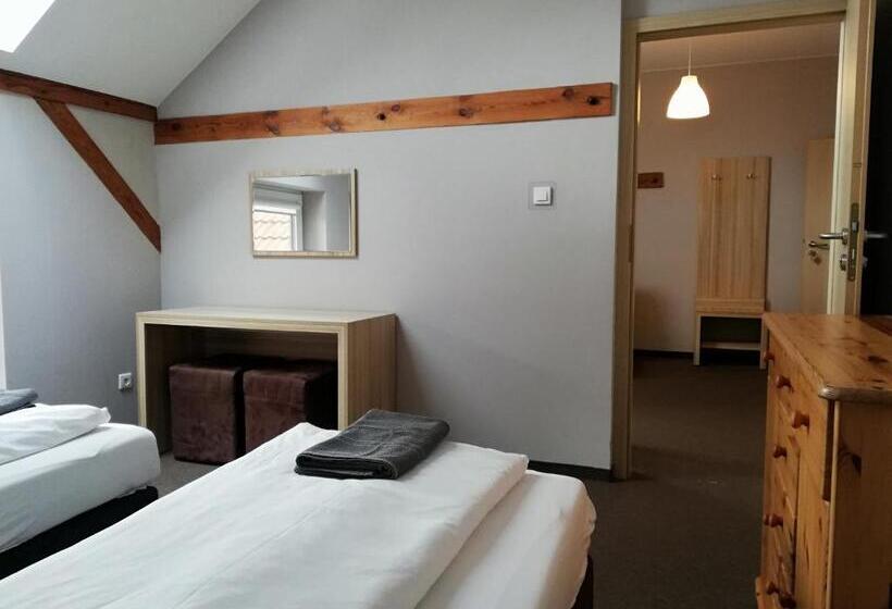 إستديو عائلى, Folwark Na Półwyspie