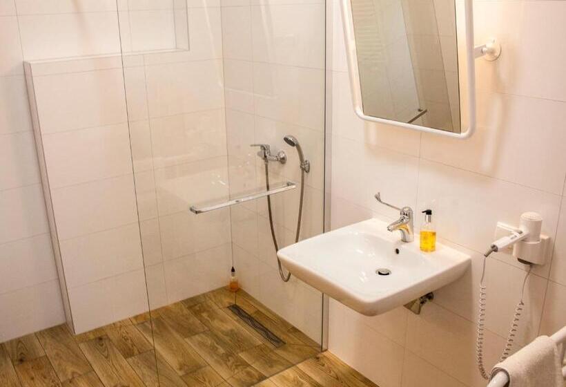 اتاق استاندارد سه نفره, żelazne Wrota