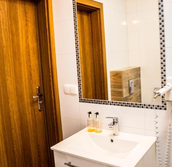 اتاق استاندارد چهارنفره با بالکن, żelazne Wrota