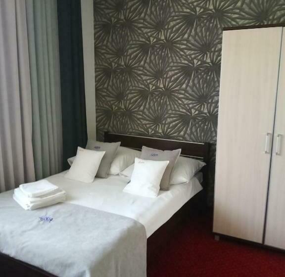 חדר סטנדרט לשלושה, Lusia