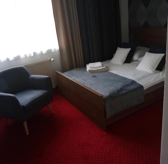 חדר סטנדרט לשלושה, Lusia