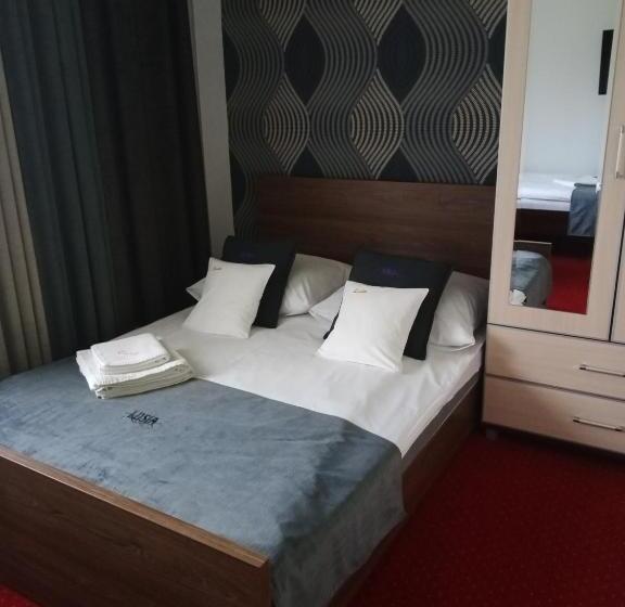 חדר סטנדרט לשלושה, Lusia