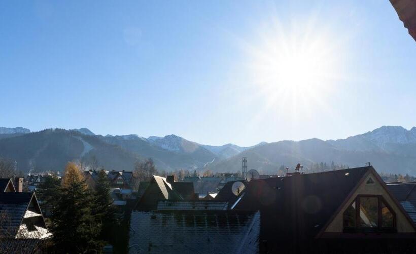 اتاق استاندارد سه نفره, Willa Joanna