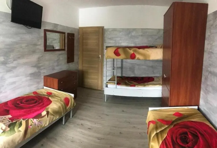 バスルーム共同エコノミー4人部屋, Hostel Radom