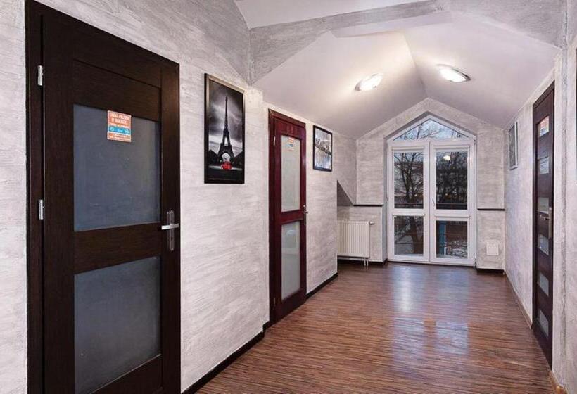 اتاق چهار تخته با دستشویی مشترک, Hostel Radom