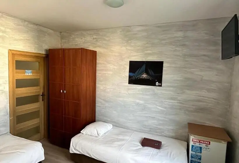 ルームシェアのワンベッド, Hostel Radom