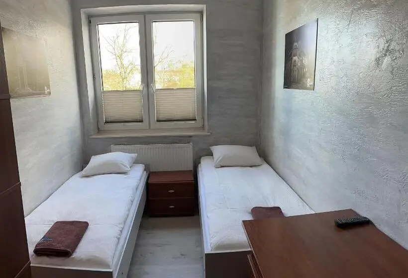 ルームシェアのワンベッド, Hostel Radom