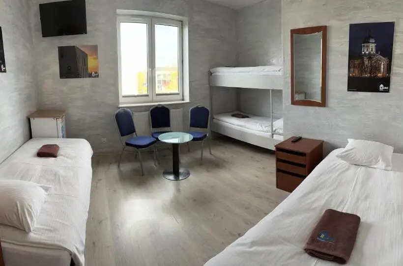 ルームシェアのワンベッド, Hostel Radom
