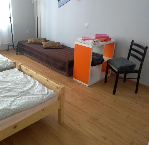 استودیوی استاندارد, Hostel Staromiejski