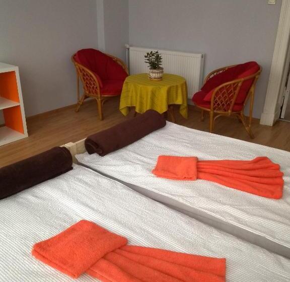 استودیوی استاندارد, Hostel Staromiejski