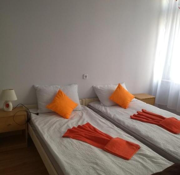استودیوی استاندارد, Hostel Staromiejski