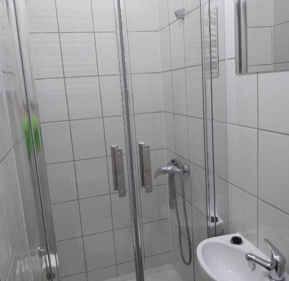 استودیوی استاندارد, Hostel Staromiejski