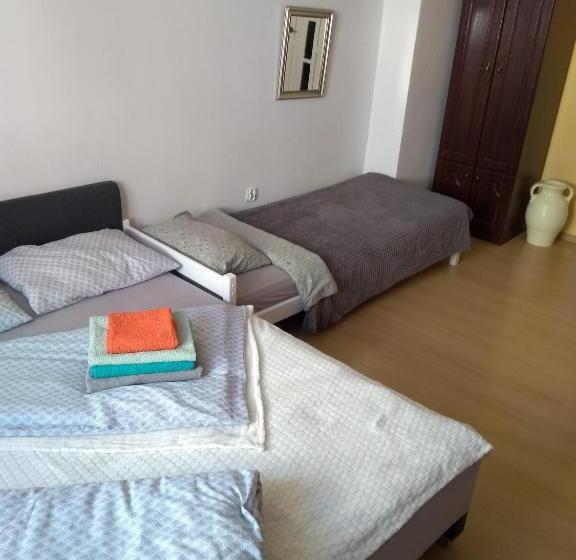 استودیوی استاندارد, Hostel Staromiejski
