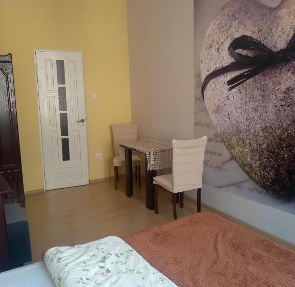 استودیوی استاندارد, Hostel Staromiejski