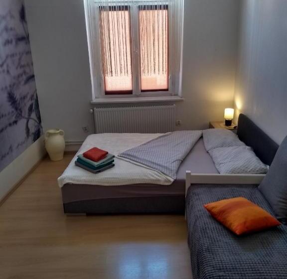 استودیوی استاندارد, Hostel Staromiejski