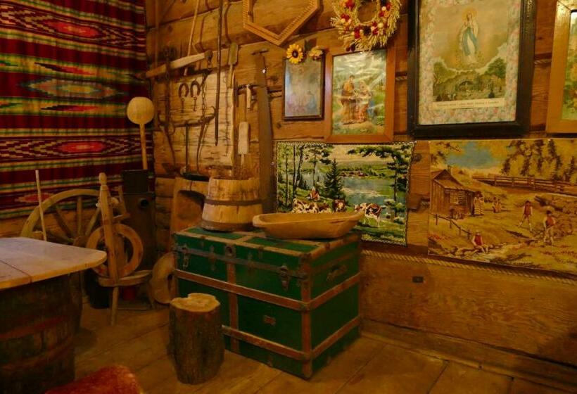 غرفة قياسية رباعية, Chata Pod Kamieniem