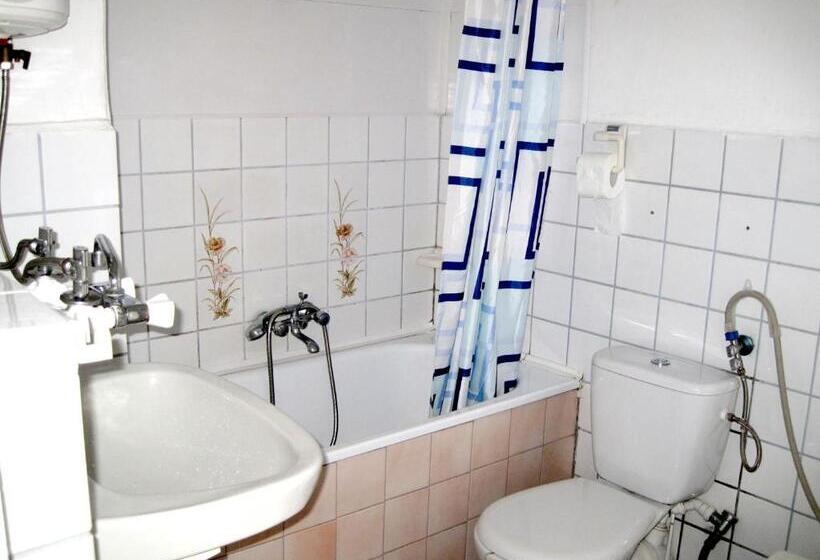 غرفة قياسية رباعية, Chata Pod Kamieniem