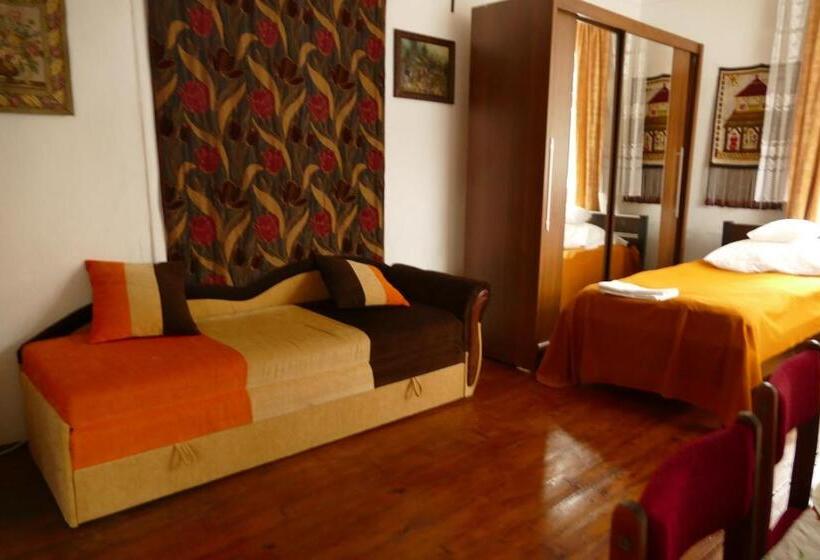 غرفة قياسية رباعية, Chata Pod Kamieniem