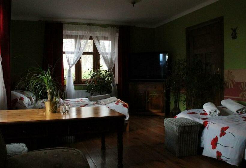 חדר משפחתי, Dom Nad Rozlewiskiem