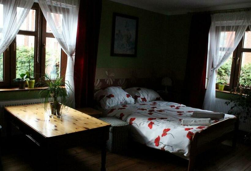 חדר משפחתי, Dom Nad Rozlewiskiem