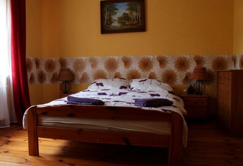 חדר משפחתי, Dom Nad Rozlewiskiem