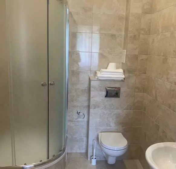 ２ベッドルームアパートメント, I Restauracja Admirał