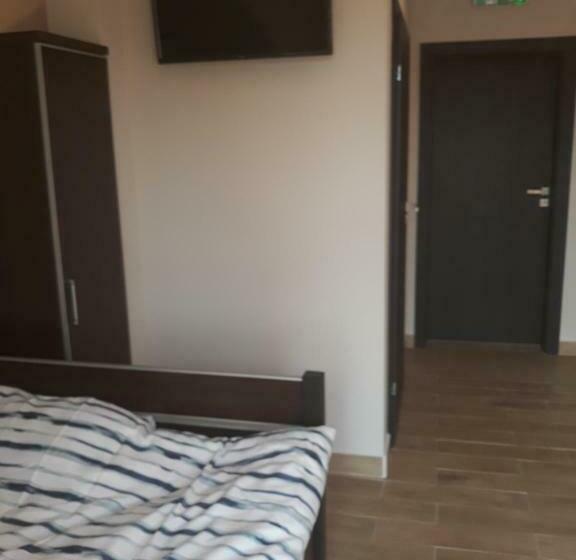 غرفة قياسية, Tawerna Akropolis