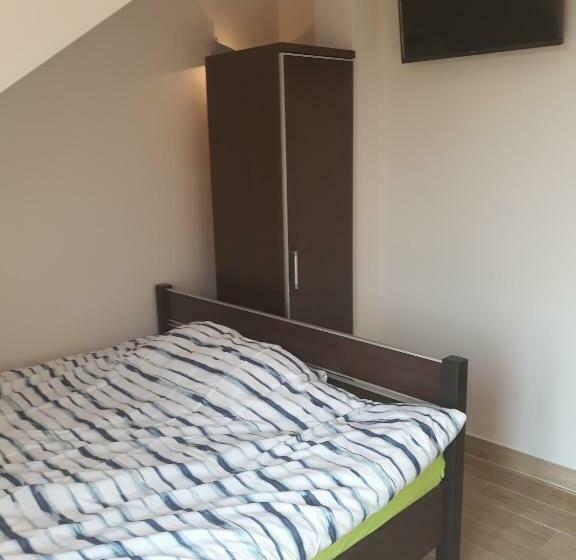 غرفة قياسية, Tawerna Akropolis