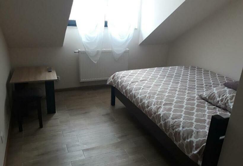 غرفة قياسية, Tawerna Akropolis