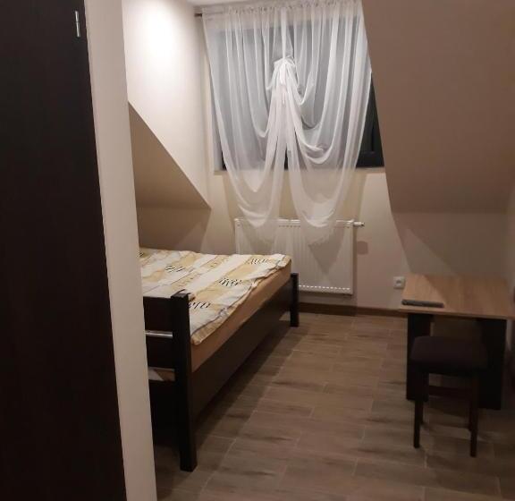 غرفة قياسية, Tawerna Akropolis