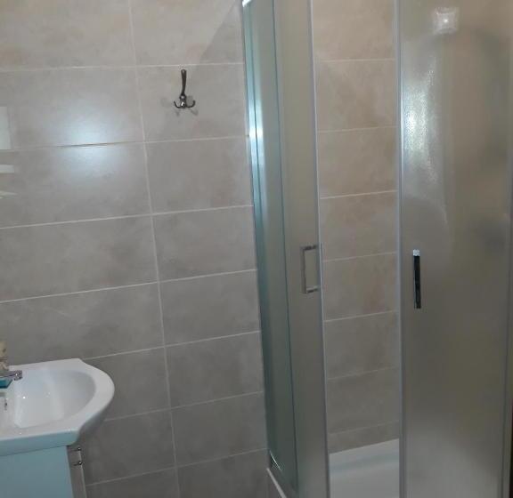 غرفة أساسية, Tawerna Akropolis