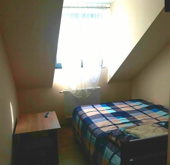 غرفة أساسية, Tawerna Akropolis