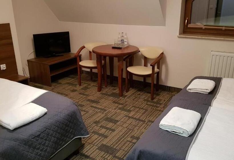 חדר סטנדרט לשלושה, Centrum Promocji Leśnictwa W Mucznem