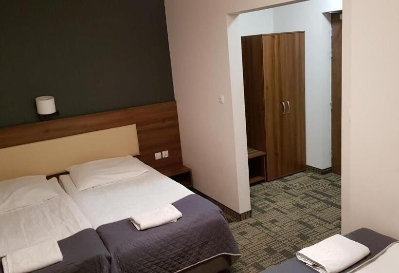 חדר סטנדרט לשלושה, Centrum Promocji Leśnictwa W Mucznem