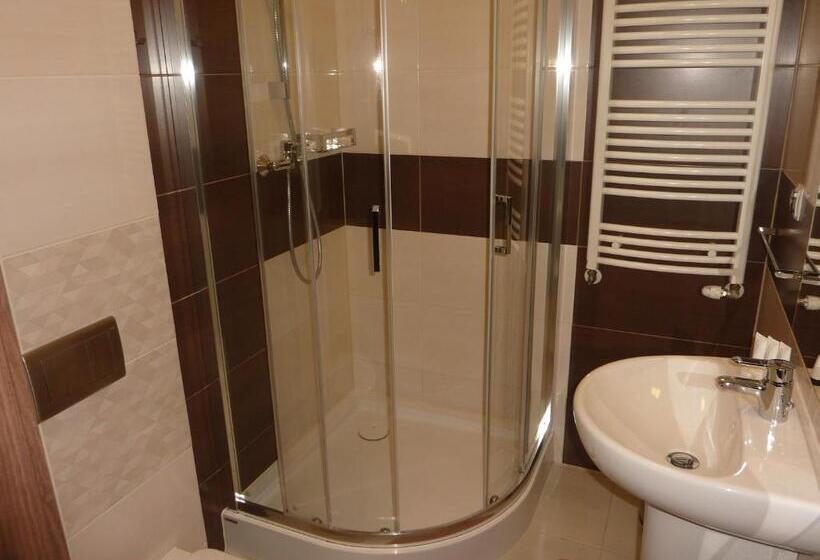 חדר סטנדרט לשלושה, Centrum Promocji Leśnictwa W Mucznem