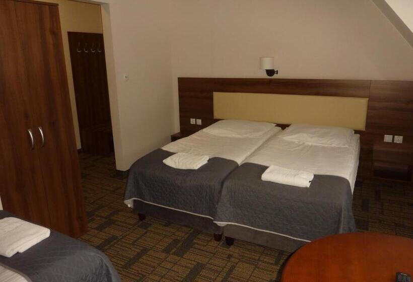 חדר סטנדרט לשלושה, Centrum Promocji Leśnictwa W Mucznem