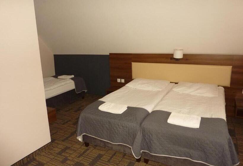 חדר סטנדרט לשלושה, Centrum Promocji Leśnictwa W Mucznem