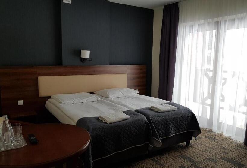 חדר לארבעה סטנדרטי עם מרפסת, Centrum Promocji Leśnictwa W Mucznem