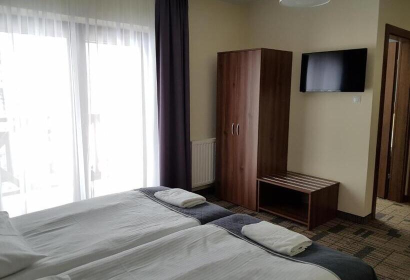 חדר לארבעה סטנדרטי עם מרפסת, Centrum Promocji Leśnictwa W Mucznem