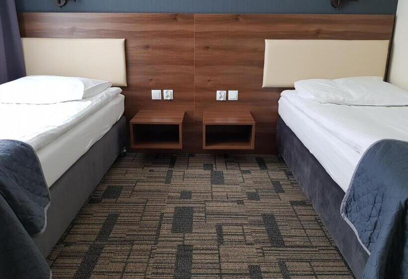 חדר לארבעה סטנדרטי עם מרפסת, Centrum Promocji Leśnictwa W Mucznem