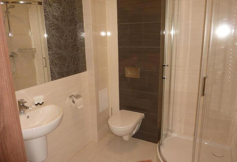 חדר לארבעה סטנדרטי עם מרפסת, Centrum Promocji Leśnictwa W Mucznem